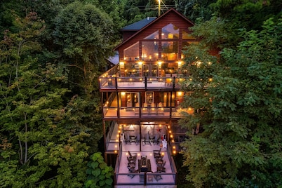 AMAZING FALL VIEWS overlooking Downtown Gatlinburg w/HOT TUB, Gameroom, Fire pit