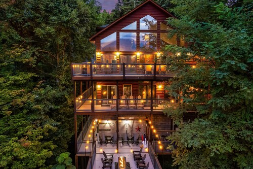 AMAZING VIEWS overlooking Downtown Gatlinburg w/HOT TUB, Game Room, Fire Pit