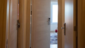 Standard-Vierbettzimmer | Zimmersafe, Schreibtisch, schallisolierte Zimmer, Bügeleisen/Bügelbrett