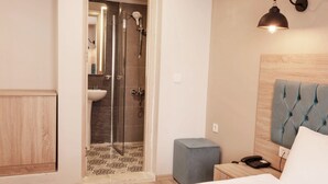 Standard-Doppelzimmer, Stadtblick | Zimmersafe, Schreibtisch, schallisolierte Zimmer, Bügeleisen/Bügelbrett