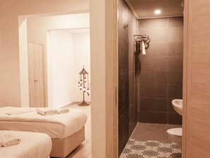 Standard Quadruple Room | In-room safe, individually decorated, individually furnished, desk - The Laila Hotel (Istanbul)