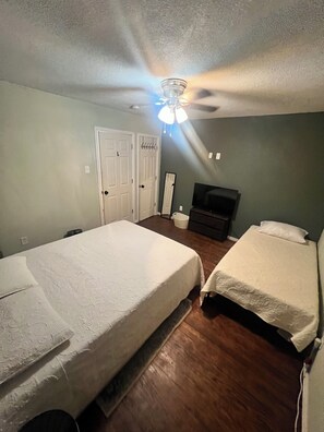 Iron/ironing board, free WiFi, bed sheets