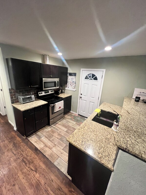 Fridge, microwave, oven, stovetop - Fully remodeled Duplex unit B (Dallas)