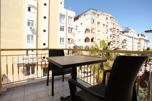 標準三人房 | 房內夾萬、書桌、隔音、免費嬰兒床