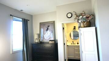 2 bedrooms, desk, iron/ironing board, free WiFi