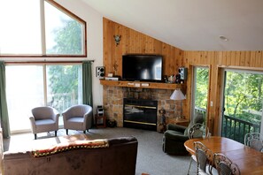 Télévision, cheminée, lecteur de DVD, table de tennis de table