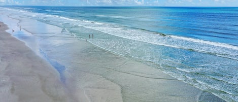 På stranden