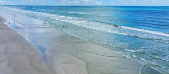 Ocean/beach-view condo with balcony & heated pool - snowbirds welcome