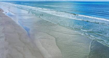 Ocean/beach-view condo with balcony & heated pool - snowbirds welcome