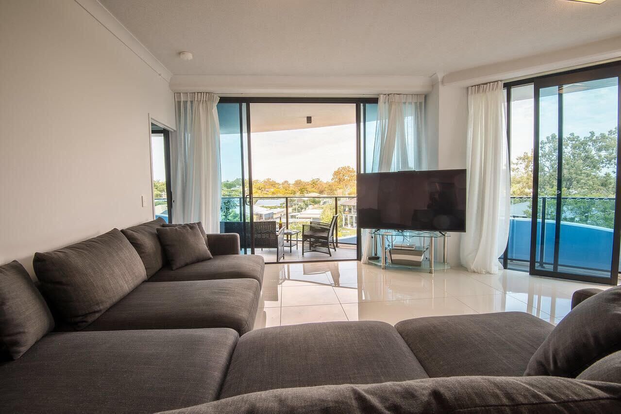 Beautiful Modern 2 bedroom - 5* amenities onsite