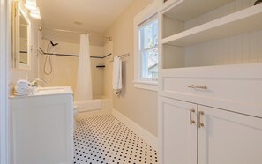 Combined shower/bathtub, hair dryer, towels