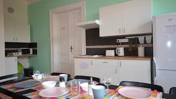 1 habitación, tabla de planchar con plancha, wifi gratis y ropa de cama