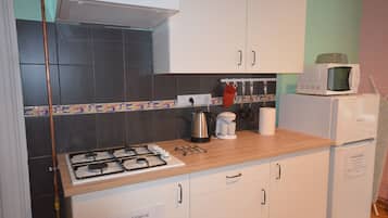 Refrigerador con freezer, microondas, placa de cocina, tostadora