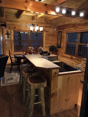 Dining - *Smoky Jambearee* Luxury Cabin in Smoky Cove Resort.. Game Room, Pool, Hot Tub (Sevierville)
