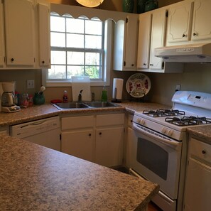 Fridge, microwave, oven, stovetop - Relax & Enjoy all that Oxford has to offer & stay at the “LandShark Lounge”. (Oxford)