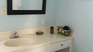 Ensemble douche/baignoire, sĂšche-cheveux, serviettes fournies, savon