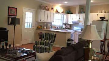 Télévision, lecteur de DVD, livres