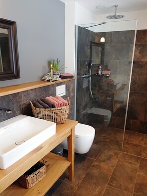 Dusche, Haartrockner, Handtücher