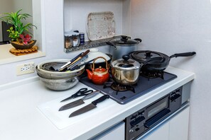 Køleskab, mikrobølgeovn, kogeplade, opvaskemaskine