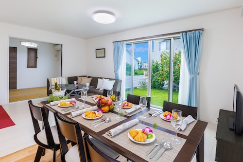 Neu geöffnet, 20 Minuten vom Flughafen entfernt, Wi-Fi kostenlos. Parkmöglichkeiten 2-3 vorhanden