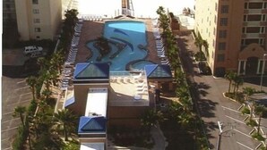 Un hôtel doté d’une piscine, offrant une vue sur la plage et disposant d’un parking.