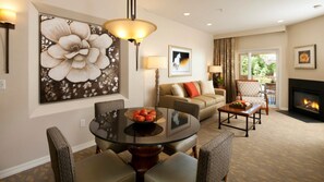 TV, fireplace, stereo - SHERATON DESERT OASIS - 1 BEDROOM KING VILLA, NO RESORT FEE'S (Scottsdale)