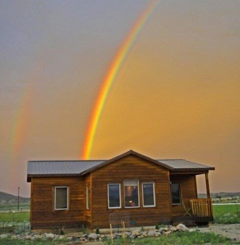 North 40 Cabin- Pet friendly cabin on a working cattle ranch, Panoramic Mountain Views
