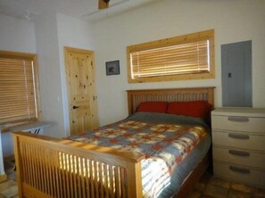 2 bedrooms, travel cot, WiFi, bed sheets