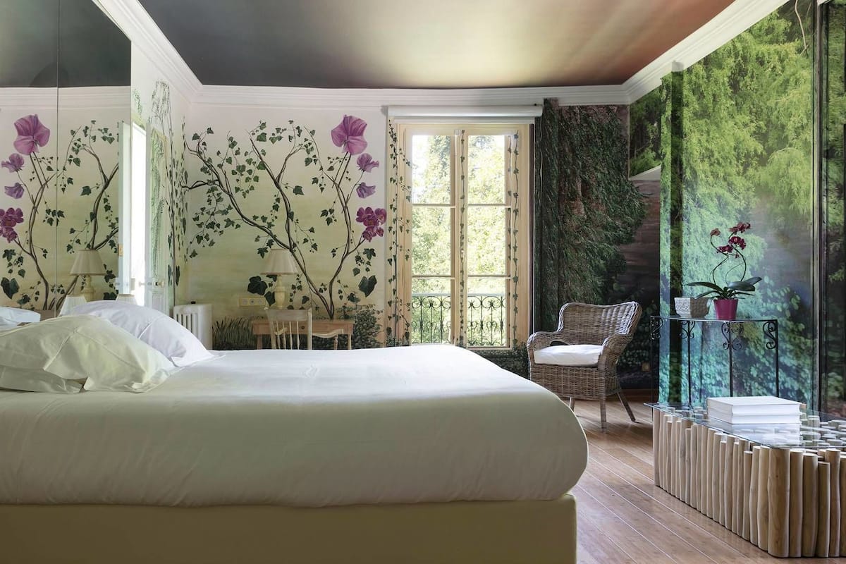 Junior Suite (Charme) | Minibar, in-room safe, individually decorated, individually furnished
