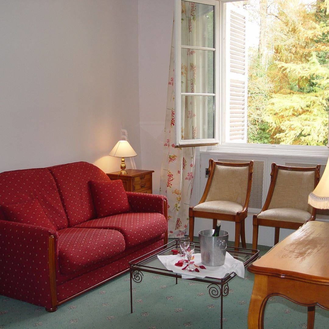 suite | minibar, in-room safe, individually decorated, individually furnished