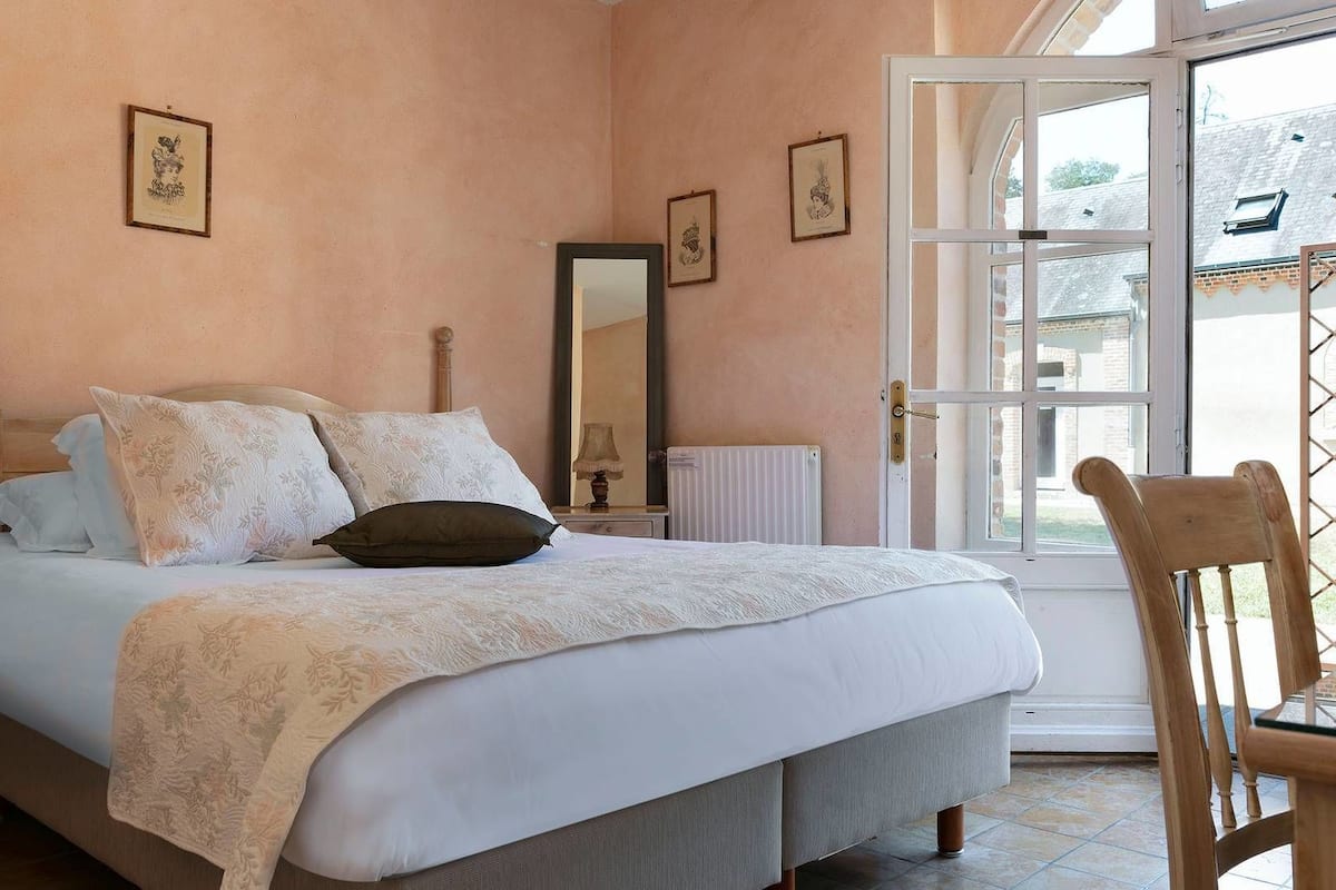 standard double room | minibar, in-room safe, individually decorated, individually furnished