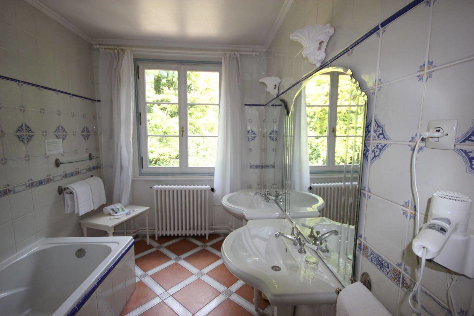 suite | bathroom | free toiletries, hair dryer, towels