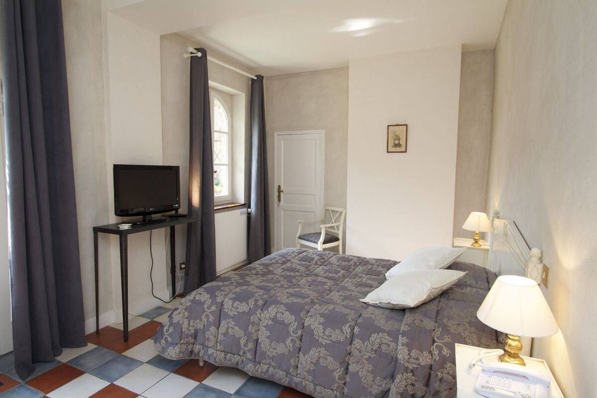 Habitación doble superior, 1 cama de matrimonio | Minibar, caja fuerte, escritorio y cortinas opacas