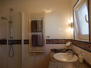 Shower, hair dryer, towels - Casa Petrilla, Spain (Los Llanos)