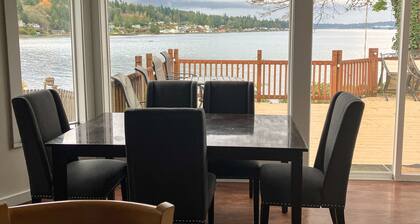 Luxury bayfront home with beach access, deck & gas fireplace - great for events