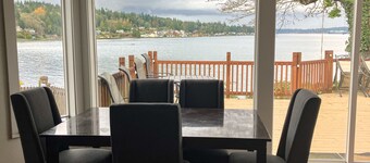 Luxury bayfront home with beach access, deck & gas fireplace - great for events