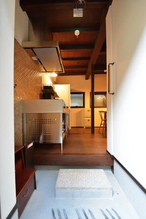 TV - TAKEYA Gojo East  (竹屋五条東館) (Kyoto)