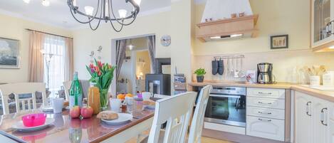 Kjøleskap, ovn, oppvaskmaskin og kaffetrakter/tekoker