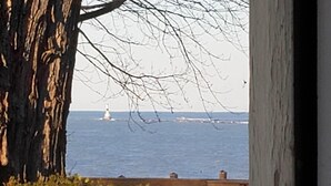 Une vue sur la mer, avec un phare et une jetée en bois.