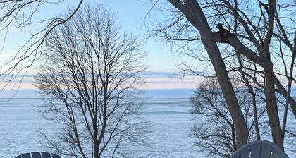 Charming vacation cottage since 1930 with a spectacular view of Lake Erie