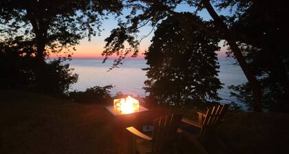 Charming vacation cottage since 1930 with a spectacular view of Lake Erie