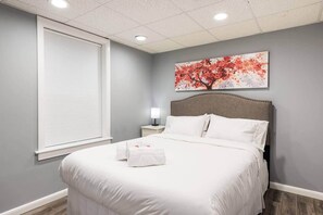 1 habitación, escritorio, tabla de planchar con plancha y cuna de viaje 