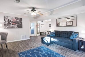 Smart TV, fireplace, books, video library - Walk to Metro Modern Luxury 2,300 sq ft 3bd/3ba + Gym + Guest Suite (Arlington)