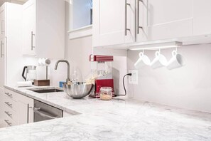 Fridge, microwave, oven, stovetop - Walk to Metro Modern Luxury 2,300 sq ft 3bd/3ba + Gym + Guest Suite (Arlington)