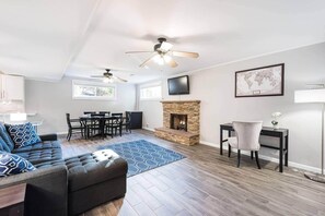 Smart TV, fireplace, books, video library - Walk to Metro Modern Luxury 2,300 sq ft 3bd/3ba + Gym + Guest Suite (Arlington)
