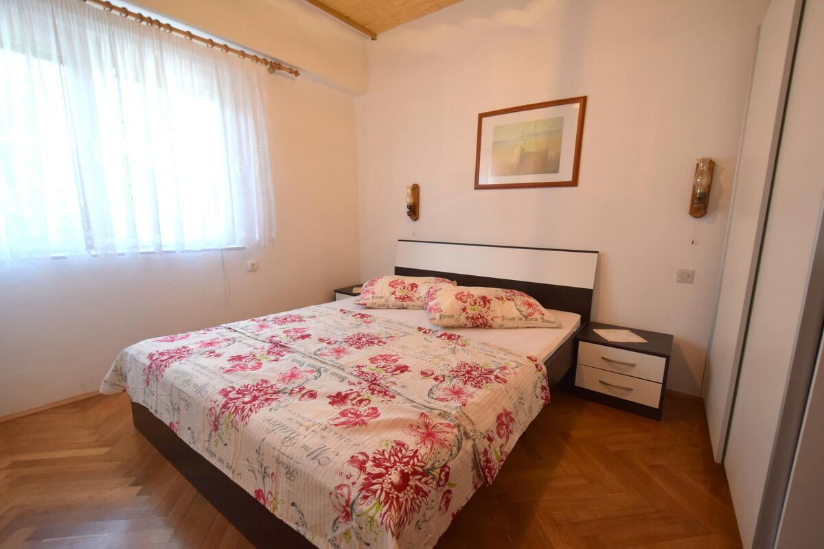 2 bedrooms, free cots/infant beds, free WiFi, bed sheets