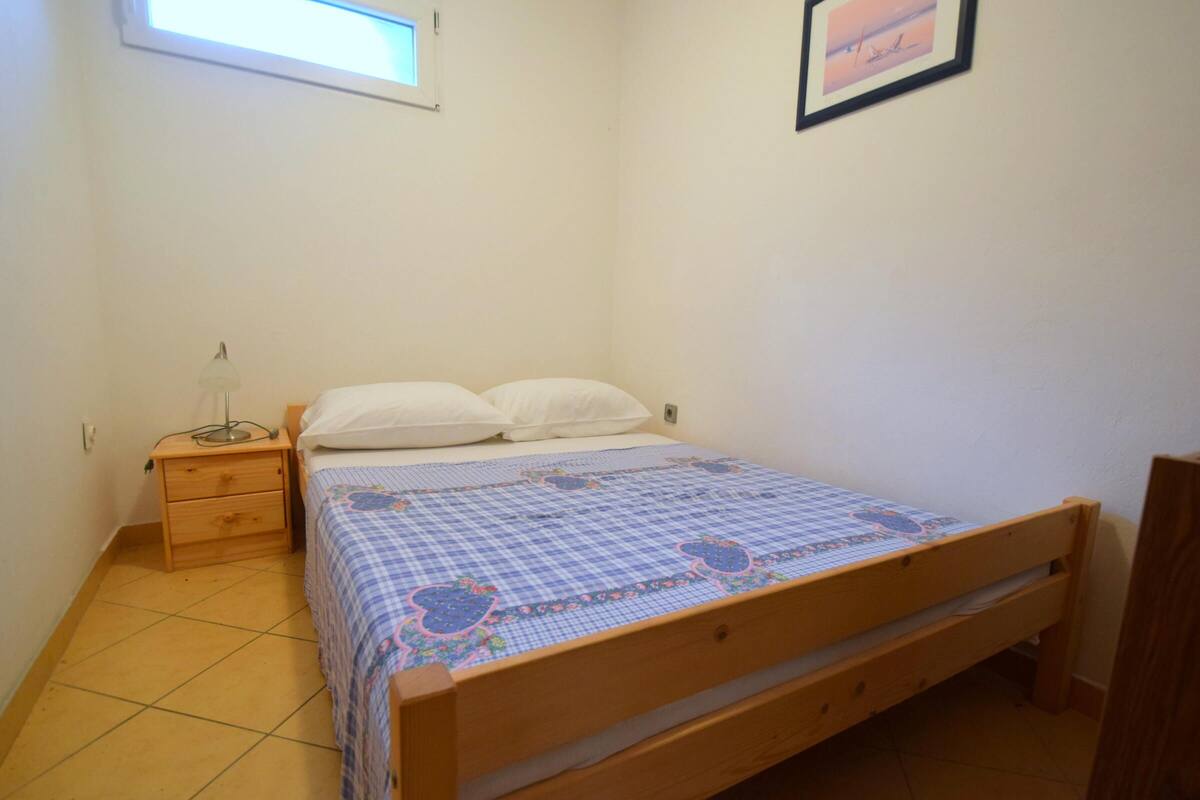 2 bedrooms, free cots/infant beds, free WiFi, bed sheets