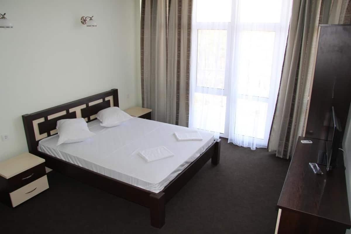Habitación estándar con 1 cama doble o 2 individuales, 1 cama de matrimonio, vistas al mar | Tabla de planchar con plancha, wifi gratis, ropa de cama