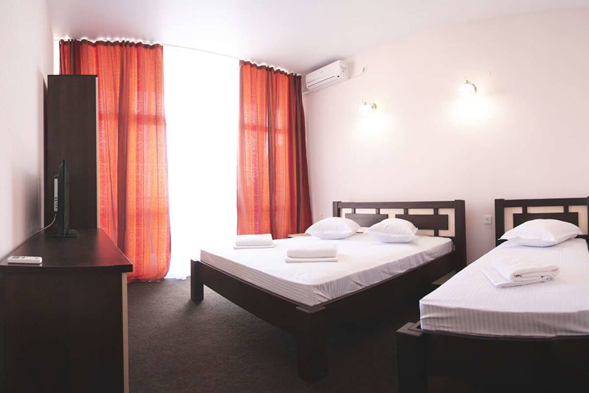 Habitación triple estándar, vistas al mar | Tabla de planchar con plancha, wifi gratis, ropa de cama