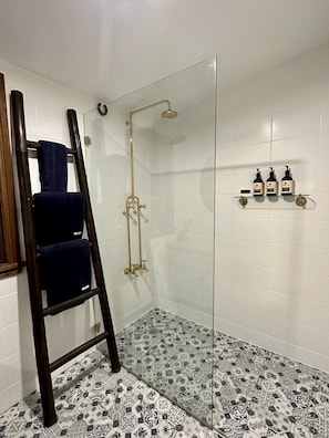 Ensemble douche/baignoire, sèche-cheveux, serviettes fournies, savon